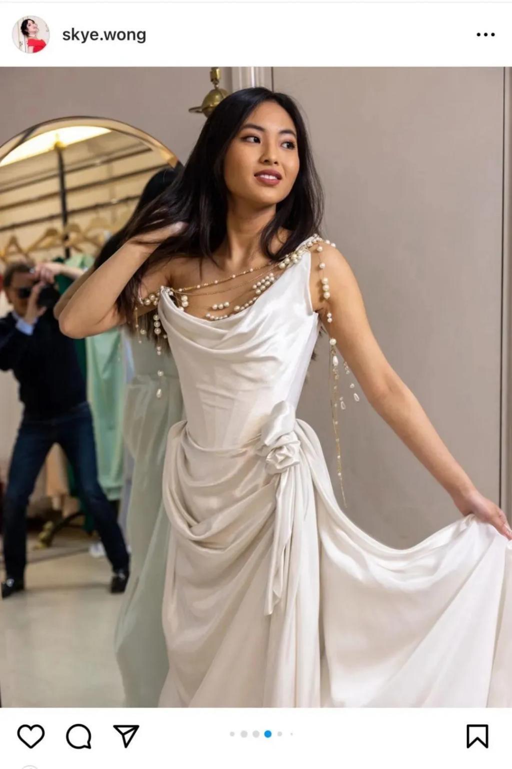 还记得巴黎名媛舞会吗？她穿着中国红走出去了？