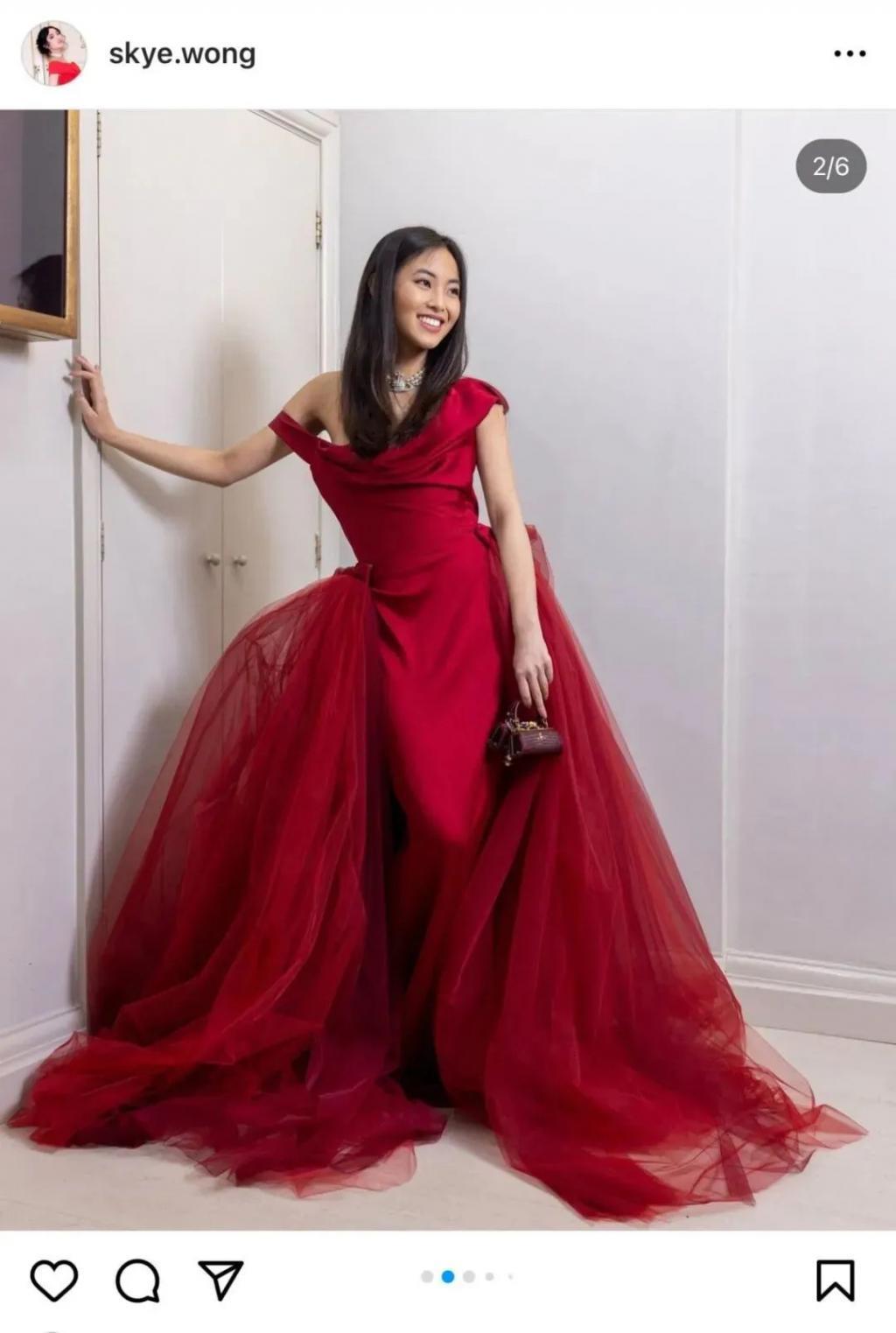 还记得巴黎名媛舞会吗？她穿着中国红走出去了？