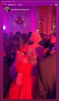 还记得巴黎名媛舞会吗？她穿着中国红走出去了？