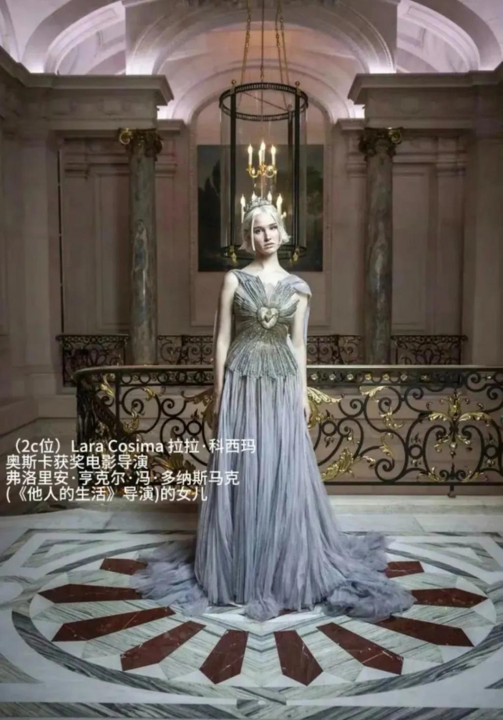 还记得巴黎名媛舞会吗？她穿着中国红走出去了？