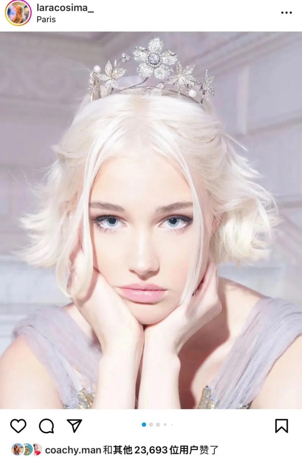 还记得巴黎名媛舞会吗？她穿着中国红走出去了？