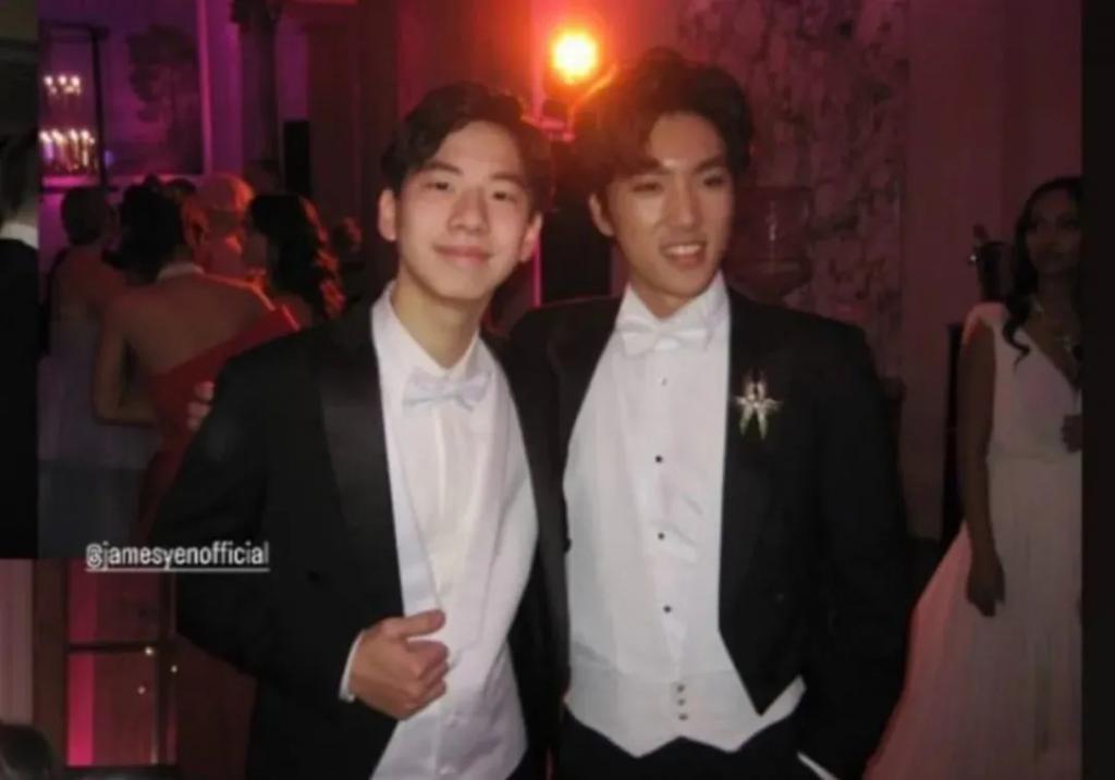 还记得巴黎名媛舞会吗？她穿着中国红走出去了？