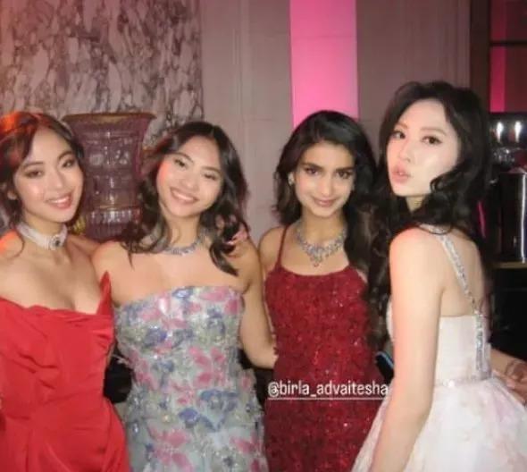 还记得巴黎名媛舞会吗？她穿着中国红走出去了？