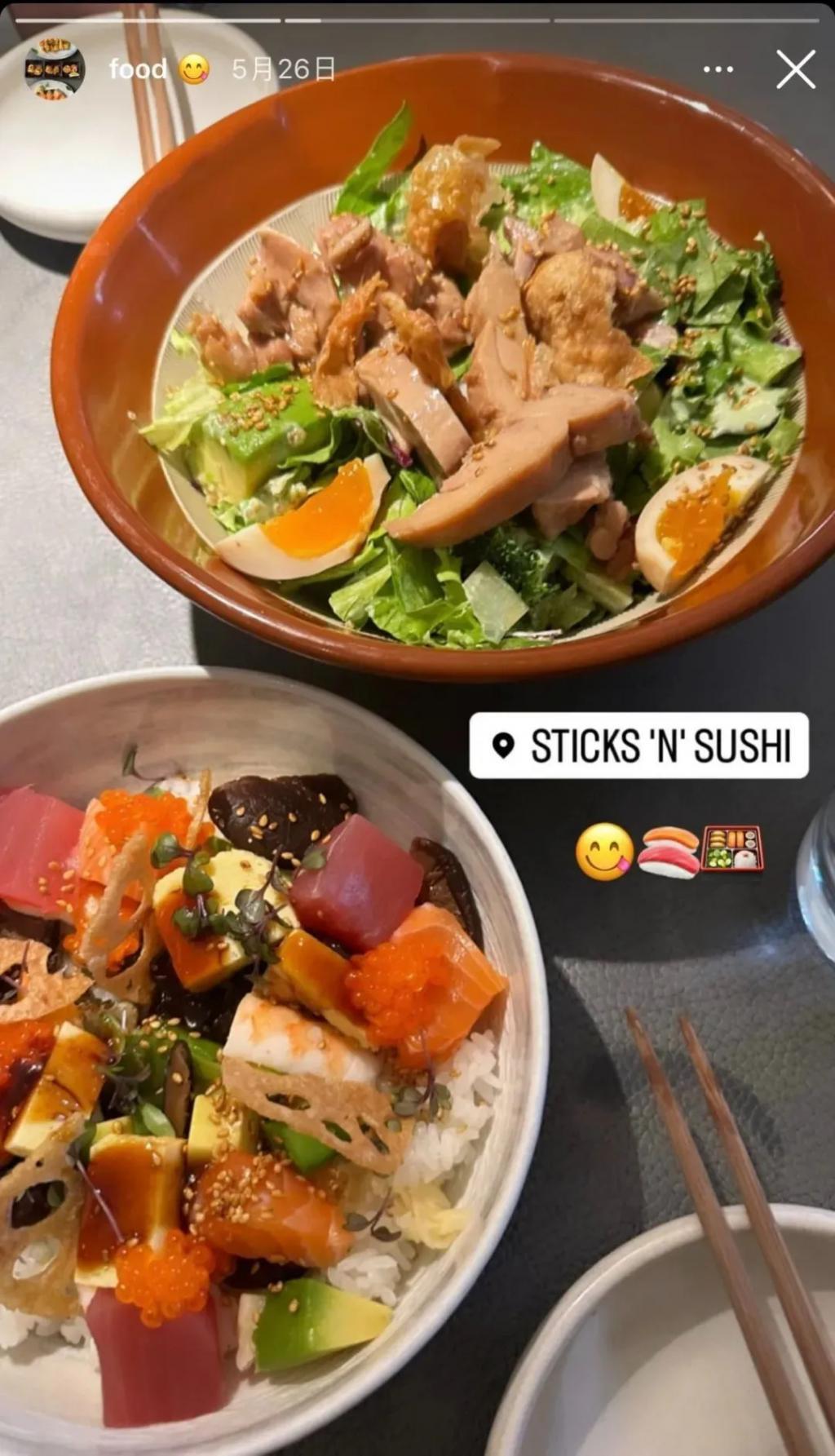 还记得巴黎名媛舞会吗？她穿着中国红走出去了？