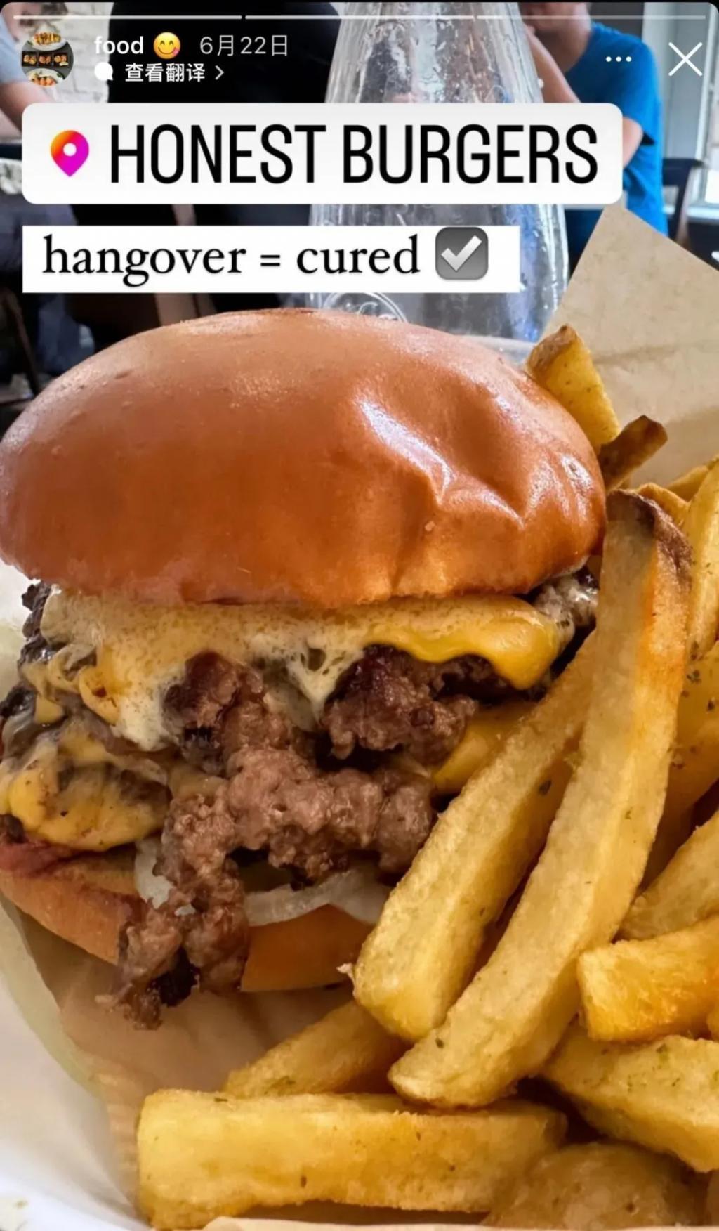 还记得巴黎名媛舞会吗？她穿着中国红走出去了？