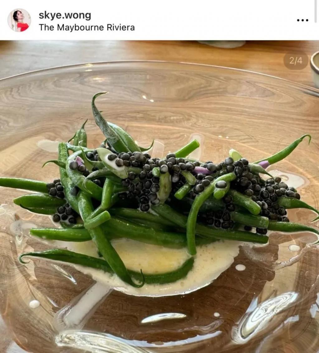 还记得巴黎名媛舞会吗？她穿着中国红走出去了？