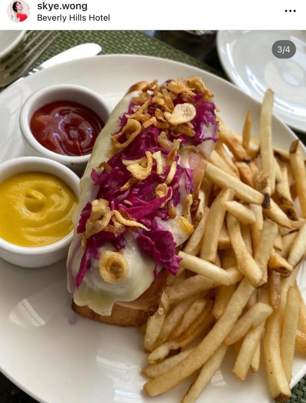 还记得巴黎名媛舞会吗？她穿着中国红走出去了？