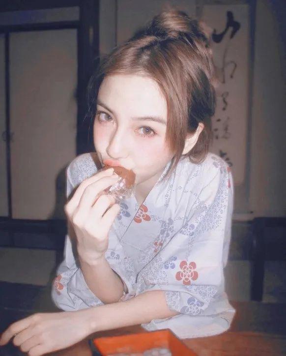 杨颖15岁在日本的照片被翻出，满身风尘味，网友惊呼：难怪能驾驭疯马秀