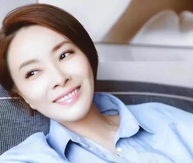 她曾是央视主持，因性格和张嘉译离婚，二婚嫁富豪