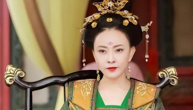 她曾是央视主持，因性格和张嘉译离婚，二婚嫁富豪