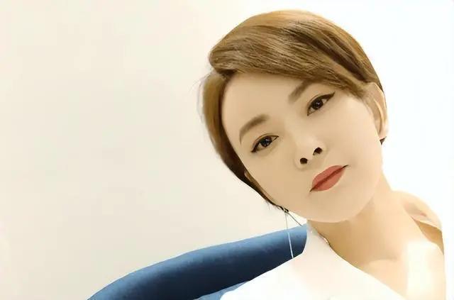她曾是央视主持，因性格和张嘉译离婚，二婚嫁富豪