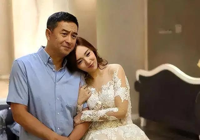 她曾是央视主持，因性格和张嘉译离婚，二婚嫁富豪