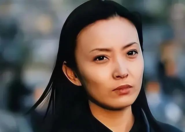 她曾是央视主持，因性格和张嘉译离婚，二婚嫁富豪