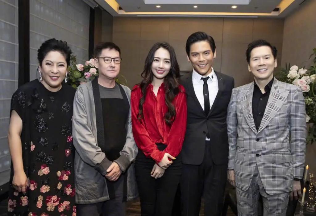 向佐在机场搂着郭碧婷,女儿正脸曝光像混血娃