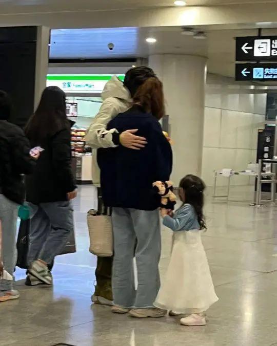 向佐在机场搂着郭碧婷,女儿正脸曝光像混血娃