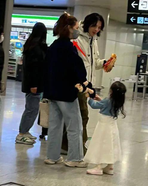 向佐在机场搂着郭碧婷,女儿正脸曝光像混血娃