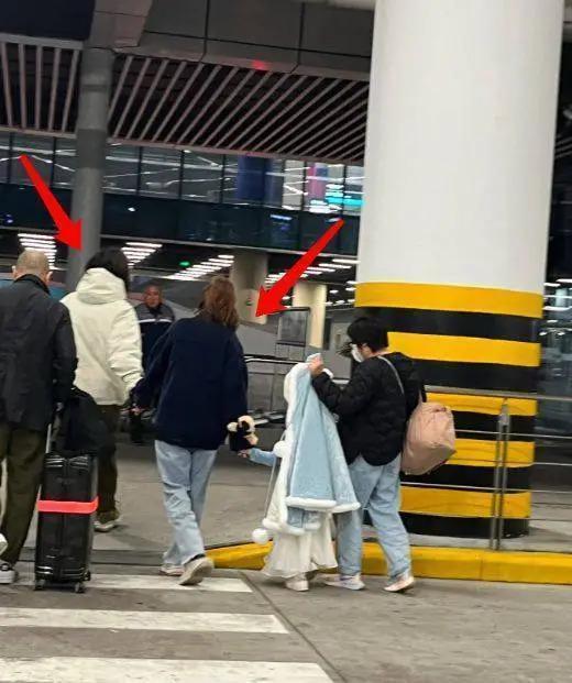 向佐在机场搂着郭碧婷,女儿正脸曝光像混血娃