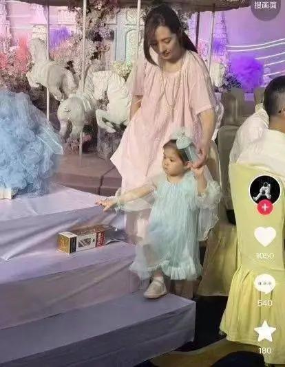 向佐在机场搂着郭碧婷,女儿正脸曝光像混血娃