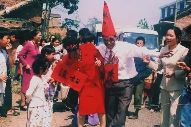 婚礼变葬礼！新郎被暴打4小时去世、新娘被猥亵强吻？！