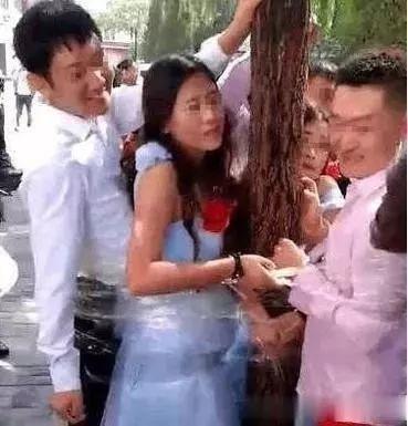 婚礼变葬礼！新郎被暴打4小时去世、新娘被猥亵强吻？！