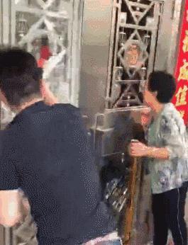 婚礼变葬礼！新郎被暴打4小时去世、新娘被猥亵强吻？！