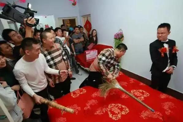 婚礼变葬礼！新郎被暴打4小时去世、新娘被猥亵强吻？！