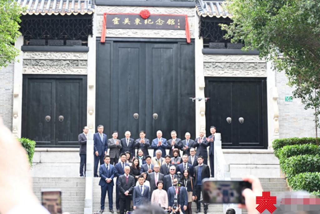 霍家大合照：郭晶晶彰显主母地位，何超琼梁安琪不同框