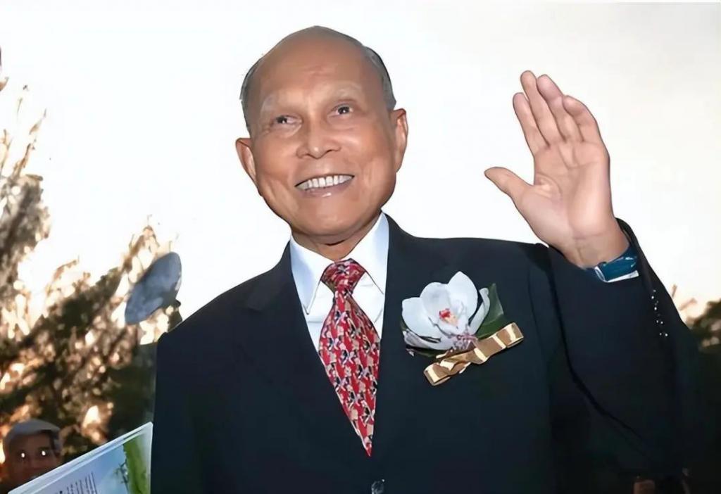 霍家大合照：郭晶晶彰显主母地位，何超琼梁安琪不同框