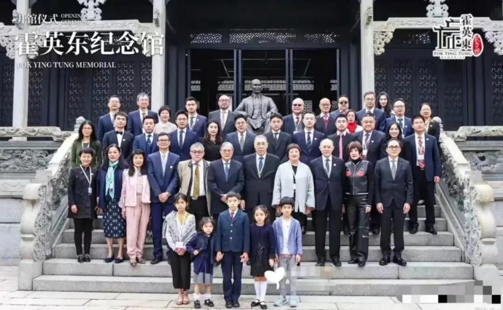 霍家大合照：郭晶晶彰显主母地位，何超琼梁安琪不同框