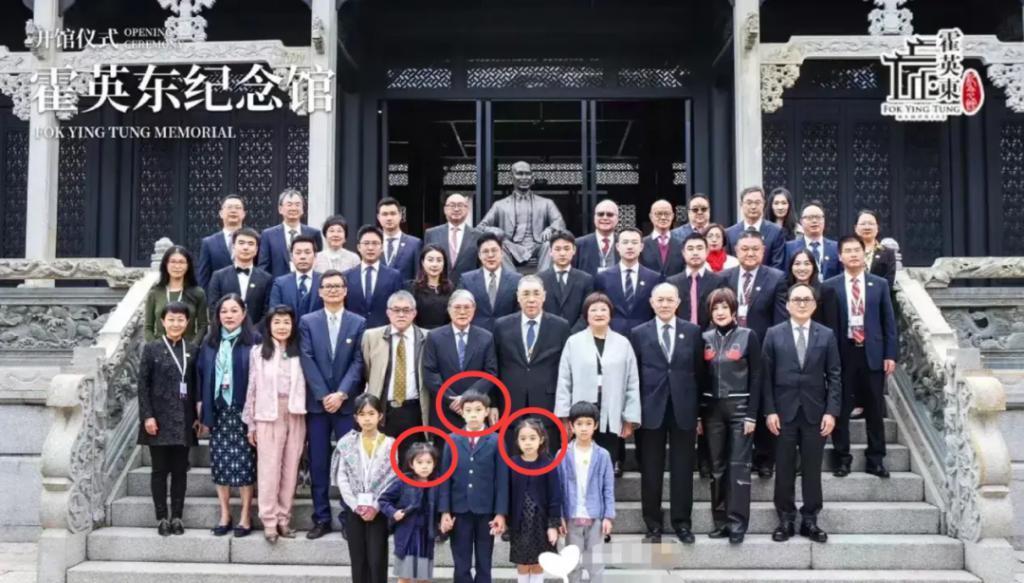 霍家大合照：郭晶晶彰显主母地位，何超琼梁安琪不同框