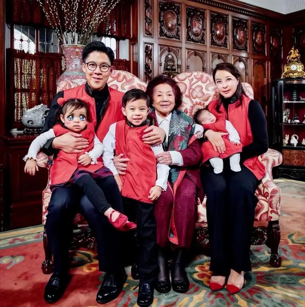 霍家大合照：郭晶晶彰显主母地位，何超琼梁安琪不同框