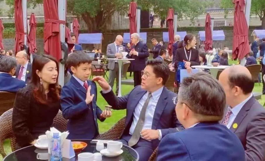 霍家大合照：郭晶晶彰显主母地位，何超琼梁安琪不同框