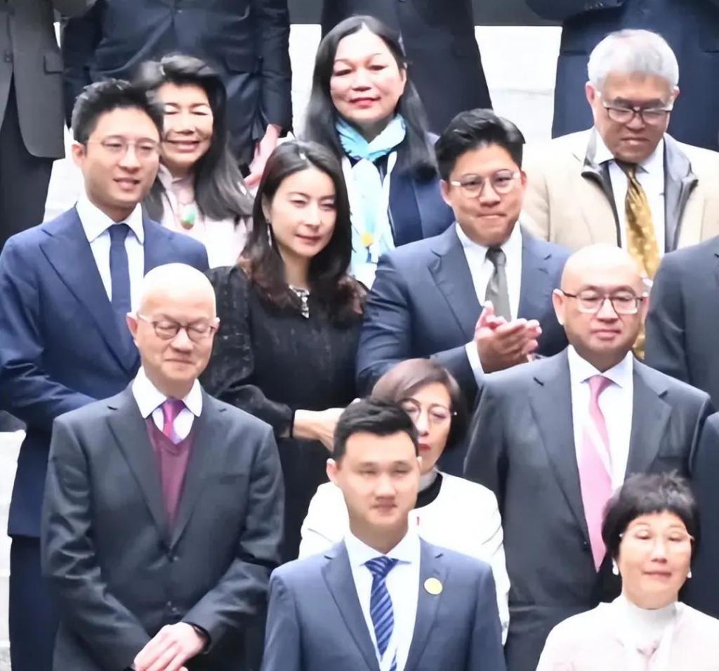 霍家大合照：郭晶晶彰显主母地位，何超琼梁安琪不同框