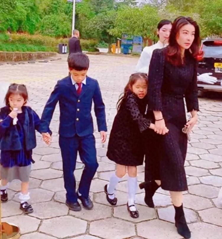 霍家大合照：郭晶晶彰显主母地位，何超琼梁安琪不同框