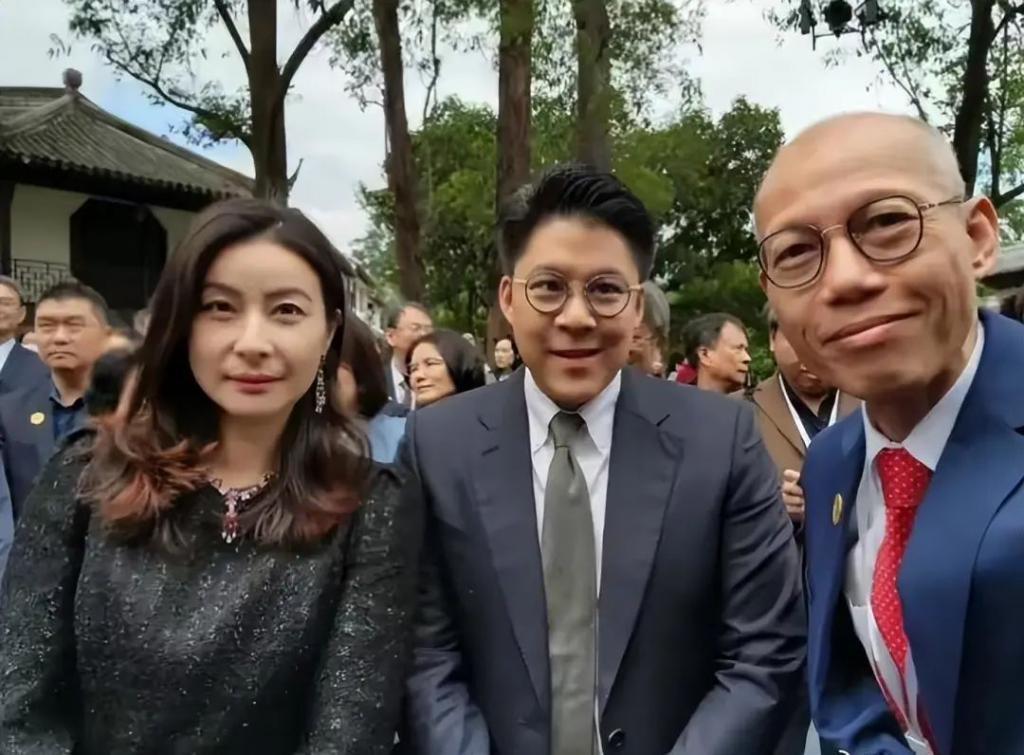 霍家大合照：郭晶晶彰显主母地位，何超琼梁安琪不同框