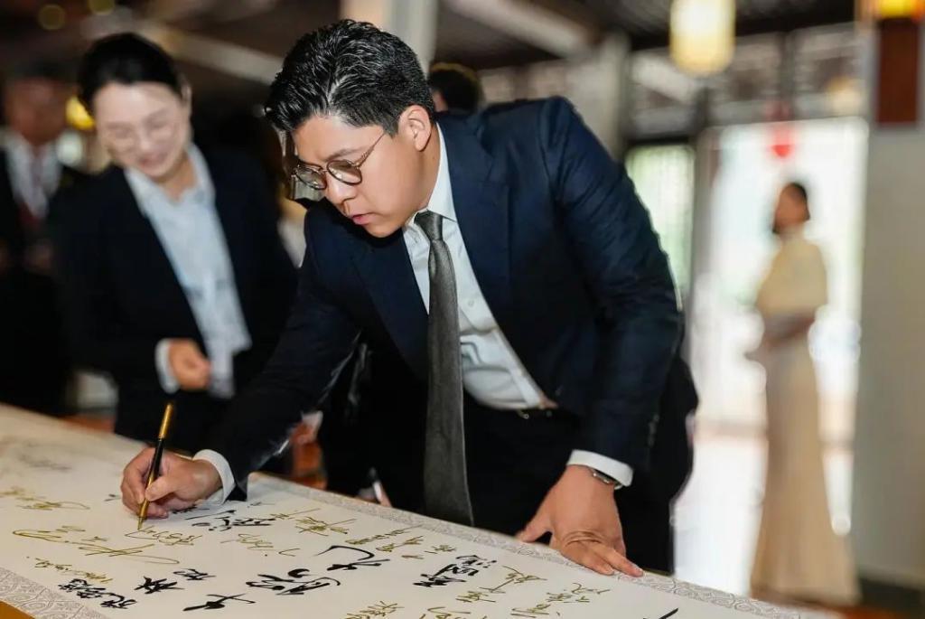 霍家大合照：郭晶晶彰显主母地位，何超琼梁安琪不同框