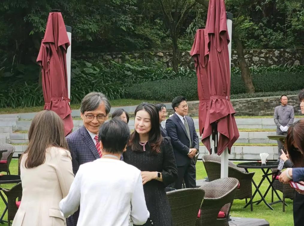 霍家大合照：郭晶晶彰显主母地位，何超琼梁安琪不同框