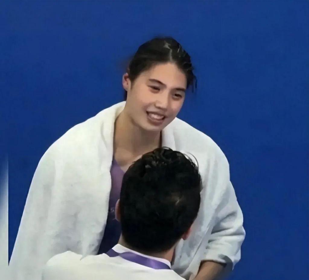 霍家大合照：郭晶晶彰显主母地位，何超琼梁安琪不同框