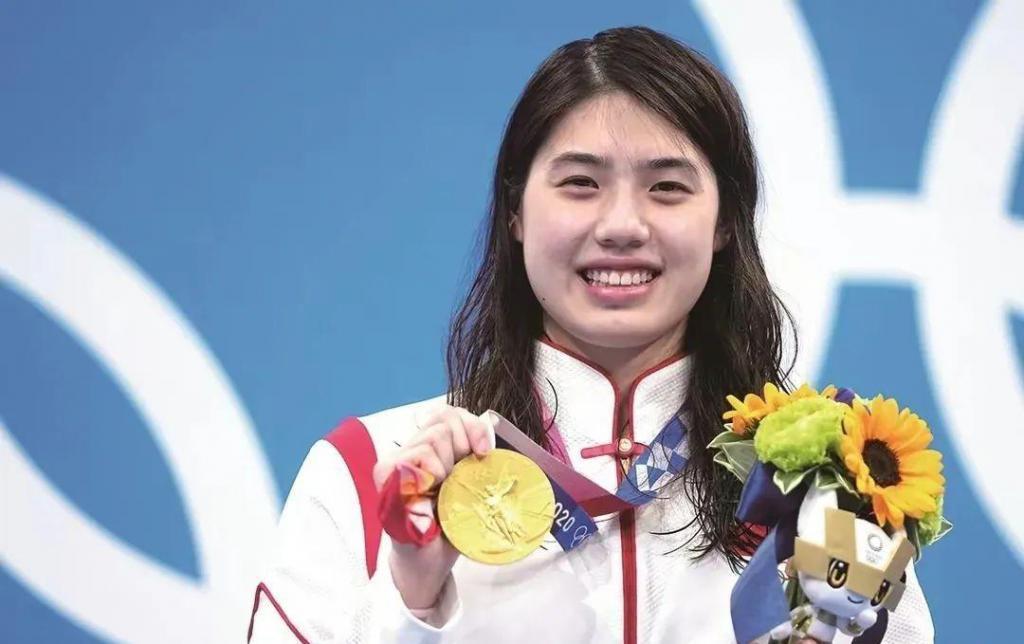 霍家大合照：郭晶晶彰显主母地位，何超琼梁安琪不同框