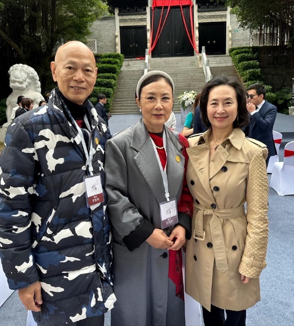 霍家大合照：郭晶晶彰显主母地位，何超琼梁安琪不同框