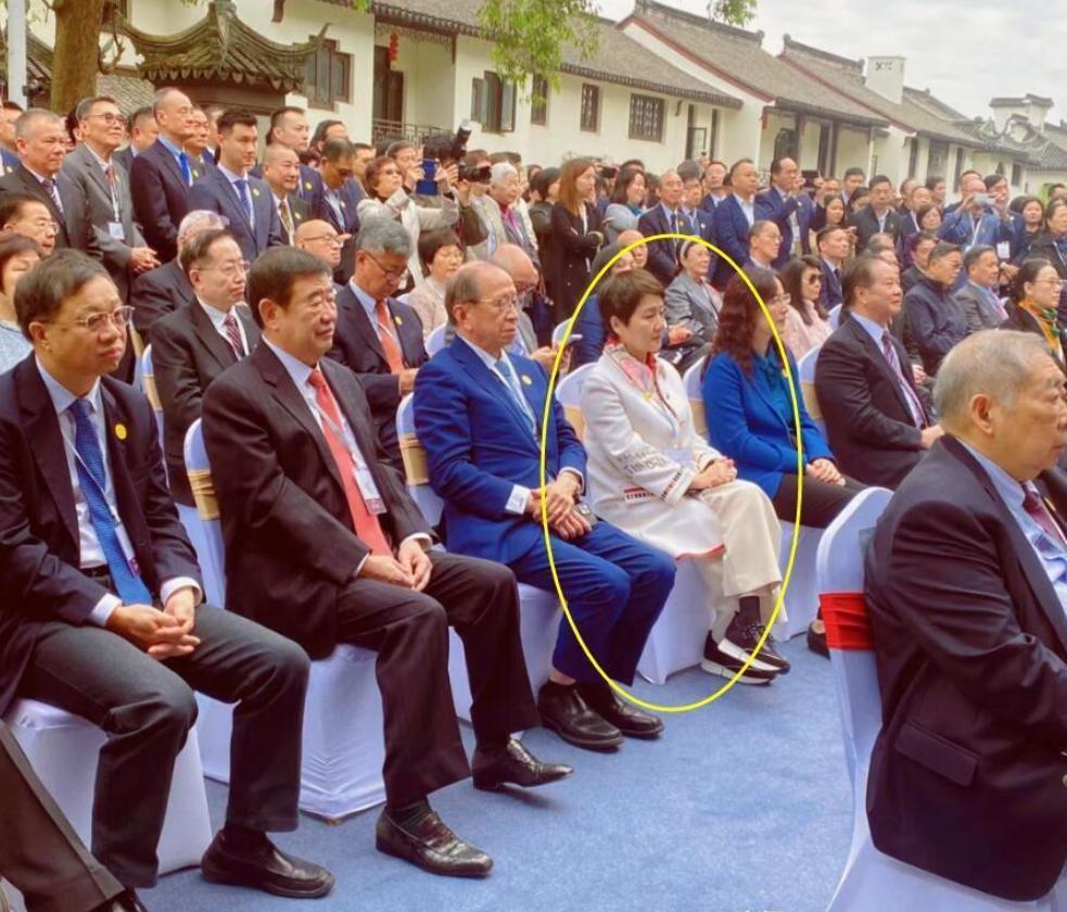 霍家大合照：郭晶晶彰显主母地位，何超琼梁安琪不同框