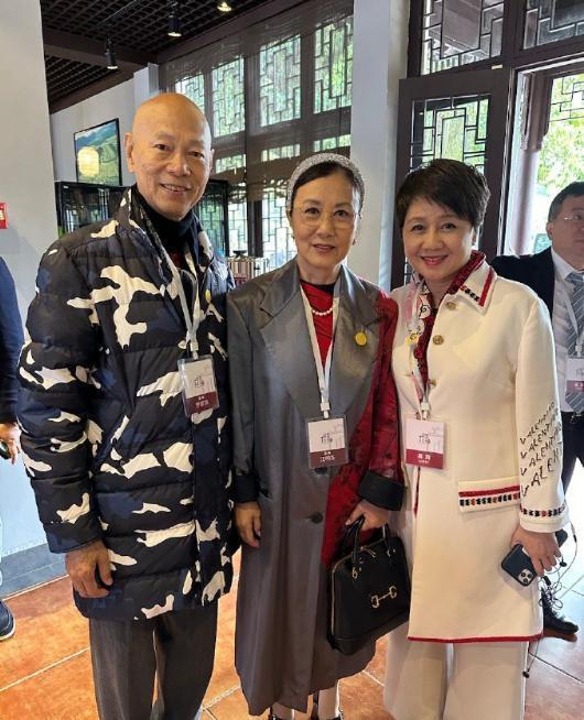 霍家大合照：郭晶晶彰显主母地位，何超琼梁安琪不同框