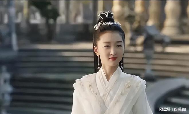 大嘴平胸，这些非要演“绝世美女”的演员，一个比一个尬