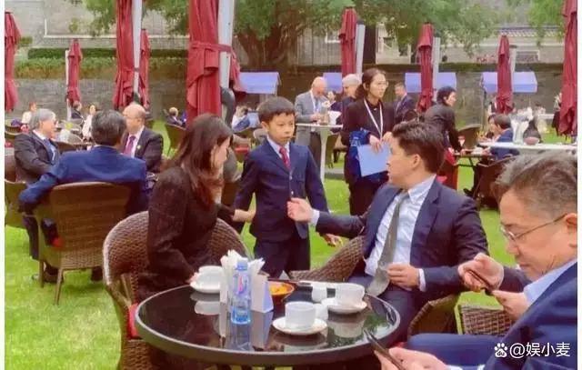 郭晶晶儿子罕见露面，10岁就穿西装打领带，神似太爷爷
