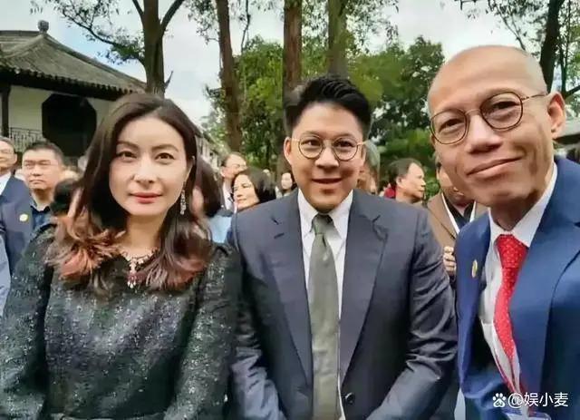郭晶晶儿子罕见露面，10岁就穿西装打领带，神似太爷爷