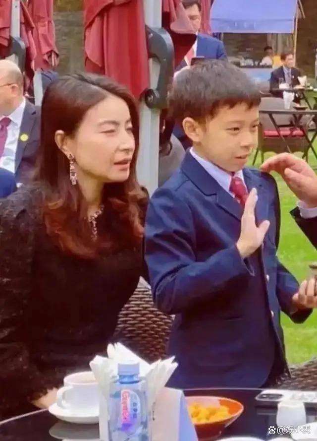 郭晶晶儿子罕见露面，10岁就穿西装打领带，神似太爷爷