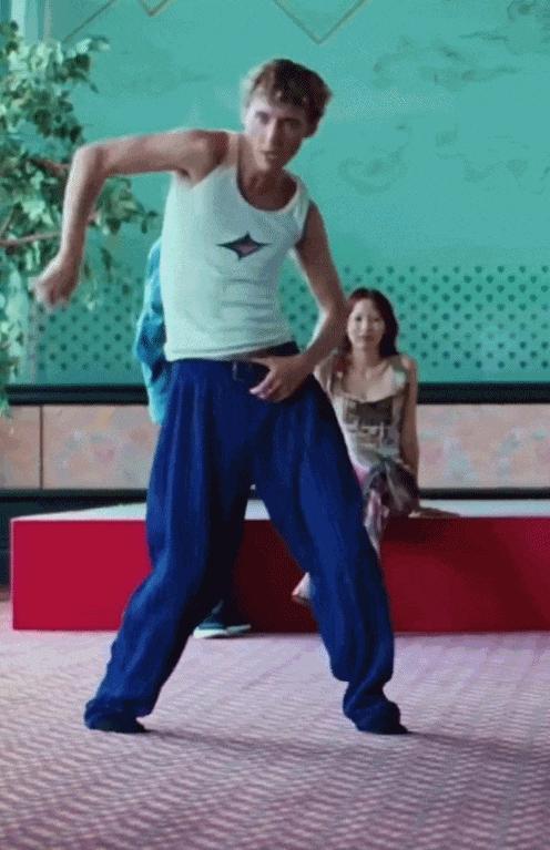他曾帅成“下一个小李子”，如今却长残，和富豪女友像母子恋