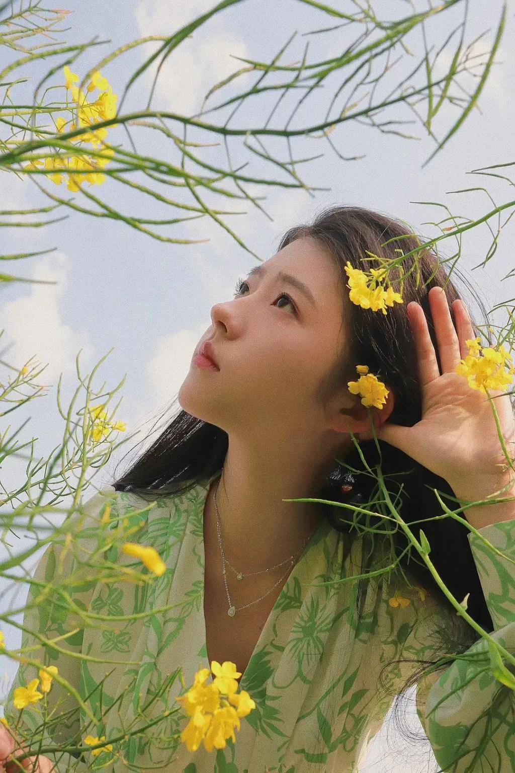 《一念关山》的女扮男装让这位新人出圈，戏外神似刘昊然