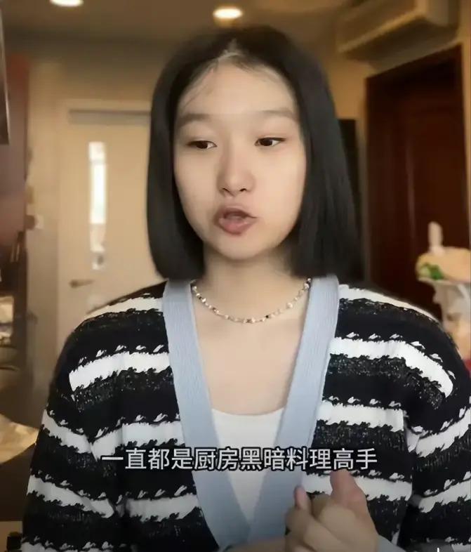 文章女儿素颜出镜，落落大方秀厨艺，千万豪宅很简约