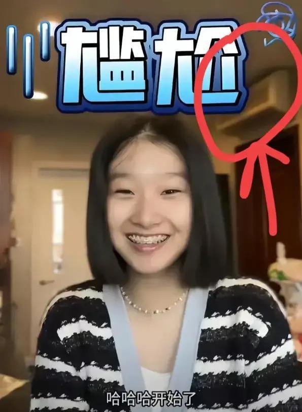 文章女儿素颜出镜，落落大方秀厨艺，千万豪宅很简约